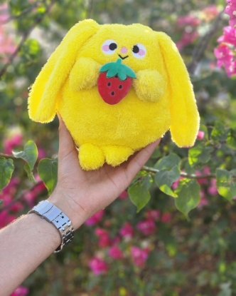 تصویر  عروسک خرگوش توت فرنگی دار