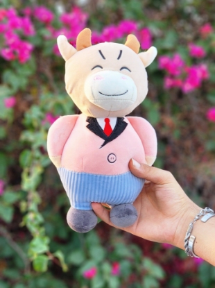 تصویر  عروسک گاو کراوات دار