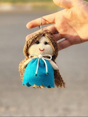 تصویر  آویز دختر نمدی